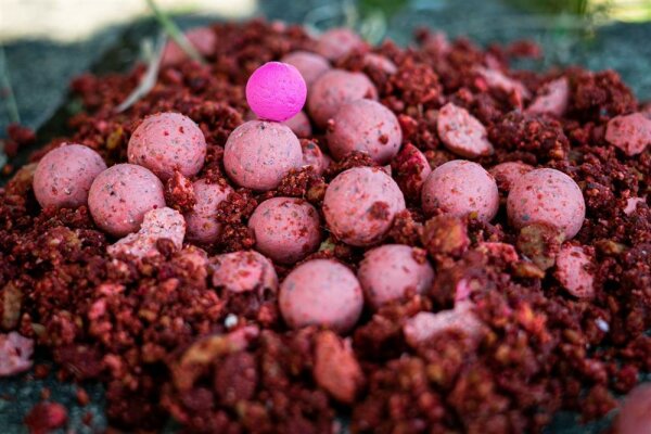 Vitalbaits Boilies STRAWBERRY NUTTY 14mm   1 kg
